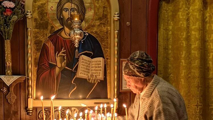 Ganz vorne die große Christus-Ikone, im Hintergrund orthodoxe  Chorgesänge, der Duft von Weihrauch liegt in der Luft. Das  Weihnachtsfest in der orthodoxen Kirche war ein Fest der Sinne. Foto: Marion Eckert