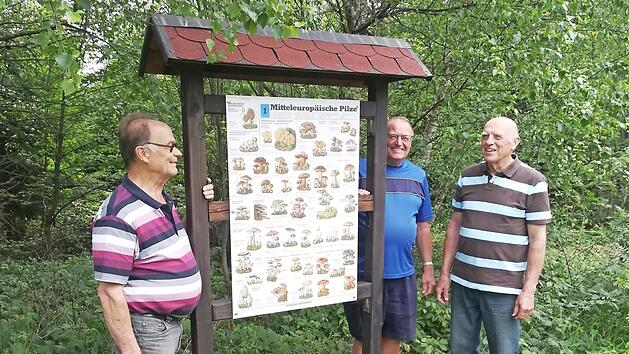 Die Vorstände des Ölschnitztaler Wandervereins haben eine Infotafel über Waldpilze gebaut und dieser Tage im Wald am Naturlehrpfad "Pabstrangen" aufgestellt. Von links Hans Heinlein (Erster Vorsitzender), Ingbert Weigelt (Zweiter Vorsitzender) und Theobald Heinlein (Hauptkassier).  Foto: K.- H. Hofmann