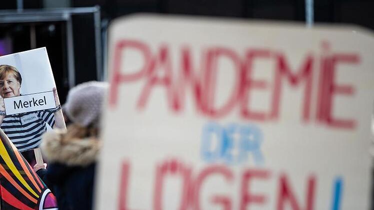 Schild auf einer Querdenken-Demo