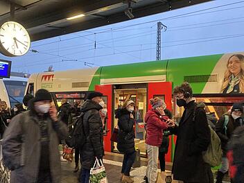 Aufgrund einer Stellwerkstörung in Ebenhausen mussten zahlreiche Fahrgäste ihre Fahrt umplanen. Foto: Charlotte Wittnebel-Schmitz