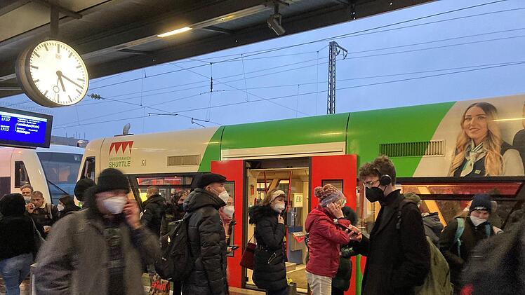 Aufgrund einer Stellwerkstörung in Ebenhausen mussten zahlreiche Fahrgäste ihre Fahrt umplanen. Foto: Charlotte Wittnebel-Schmitz