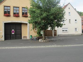 Den Dorfplatz und die Kapellenstraße in Machtilshausen will der Markt neu gestalten. Planungsbüros, aber auch die Bürger sollen ihre Vorschläge dafür einbringen.