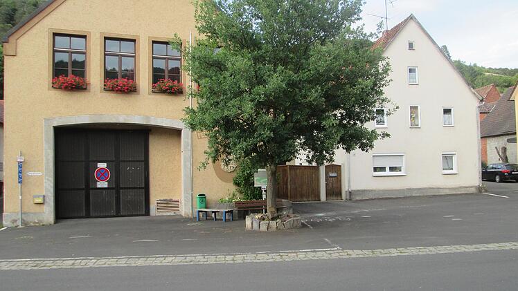 Den Dorfplatz und die Kapellenstraße in Machtilshausen will der Markt neu gestalten. Planungsbüros, aber auch die Bürger sollen ihre Vorschläge dafür einbringen.