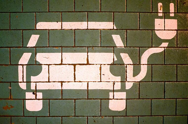 Grüne für mehr Tempo bei E-Mobilität