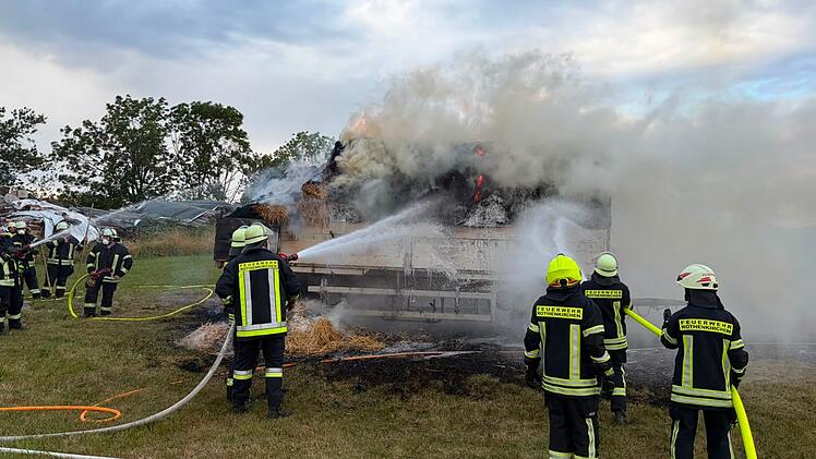 Pressig: Anh&auml;nger mit Heuballen geht in Flammen auf