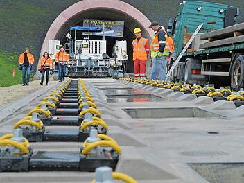 Seit Dienstag werden auf der Neubaustrecke die Gleise verlegt. Aber ob der ICE den Coburger Bahnhof nur früh und abends oder im Zeit-Stunden-Takt anfahren wird, ist nach wie vor offen. Foto: Ronald Rinklef/CT-Archiv
