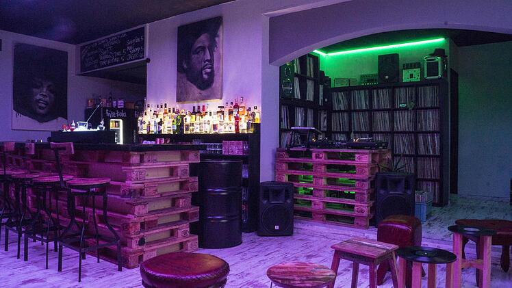 Die Bar mit über 4.000 Platten, die DJ Kermit und sein Partner als Grundausstattung beisteuerten.