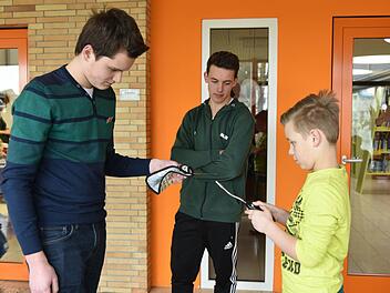 Metall dehnt sich bei Hitze aus, lernen die Schüler bei diesem Versuch (von links): Moritz Polz, Niclas Stöwer und Connor Seibt. Foto: Gabi Arnold