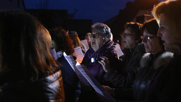 Lichterkette in Adelsdorf gegen Krieg und Gewalt. Foto: Barbara Herbst