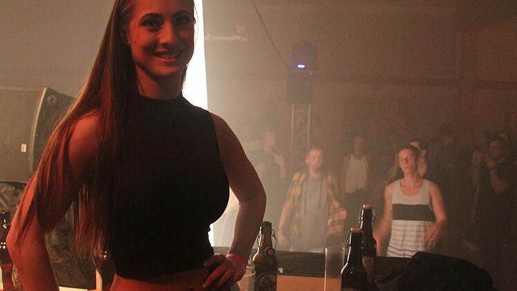 Natürlich hatte Dr. Motte hübsche Vortänzerinnen dabei. Foto: Sonny Adam