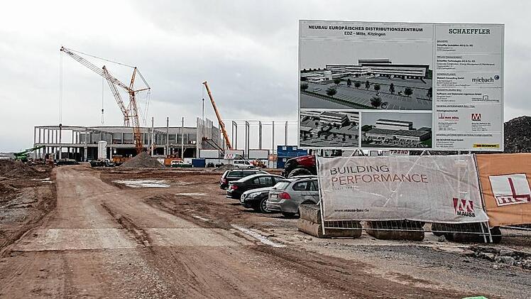 Verteilerzentrum: 15 000 Fertigteile werden montiert