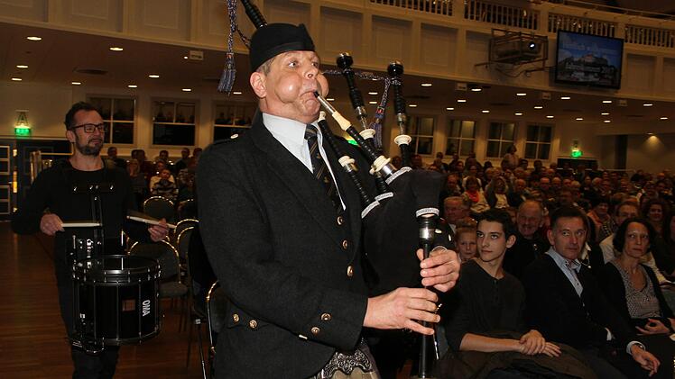 Für eine gelungene Überraschung sorgte der Solopiper Thomas Schalla. Er eröffnete das bunte Musikprogramm des Vororchesters und der Jugendkapelle  mit dem "March of Caber Feidh". Begleitet wurde er von Schlagzeuger Karsten Friedrich. Foto: Sonny Adam