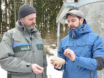 Philipp Schinkel (rechts) erklärt Forstdirektor Oliver Kröner, was es mit einem Steinfund vom Muppberg auf sich hat.Rainer Lutz
