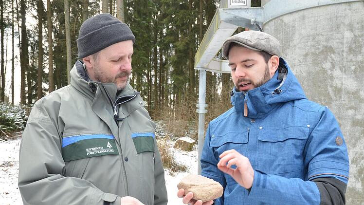 Philipp Schinkel (rechts) erklärt Forstdirektor Oliver Kröner, was es mit einem Steinfund vom Muppberg auf sich hat.Rainer Lutz
