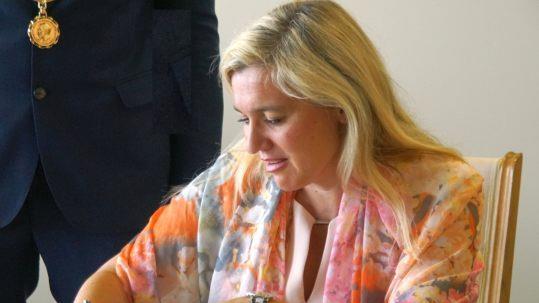 In Vertretung des Schirmherrn, Ministerpr&auml;sident  Markus S&ouml;der, trug sich die Bayerische Staatsministerin Melanie Huml anl&auml;sslich des 150-Jahr-Jubil&auml;ums der Ebensfelder Feuerwehr ins Goldene Buch der Marktgemeinde ein.Mario Deller