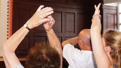 Angesichts der lebensfrohen Atmosph&auml;re, die das Tanzensemble verk&ouml;rperte, schwangen jung und alt bei der gemeinsam einstudierten Choreografie die Arme, darunter auch Dietmar Hagel vom Bezirksklinikum Obermain (Mitte).Mario Deller