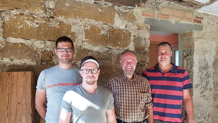 Christian Donath (von links), Mario Kober, Ulrich Schmitt und Steffen Zapf gehören zum Team, das sich um die Sanierung kümmert.