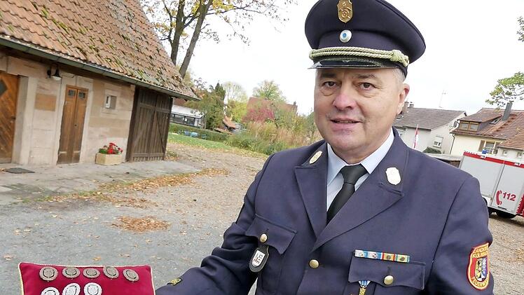 Kreisbrandinspektor Friedrich Weinlein hatte die neuen Leistungsabzeichen mitgebracht.