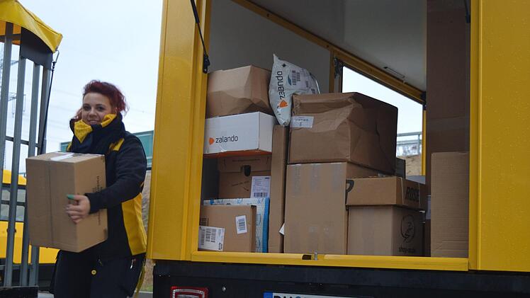 Pakete über Pakete - viele davon bestimmt Weihnachtsgeschenke - stapeln sich  in ihrem Transporter.  Foto: Ronald Heck