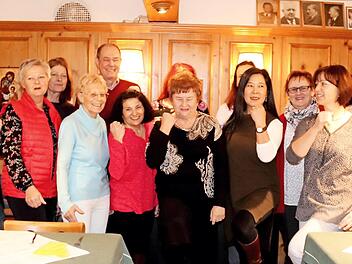 Irmgard Mages (Mitte) ließ ihre Gäste ein letztes Mal turnen. Foto: Blumm