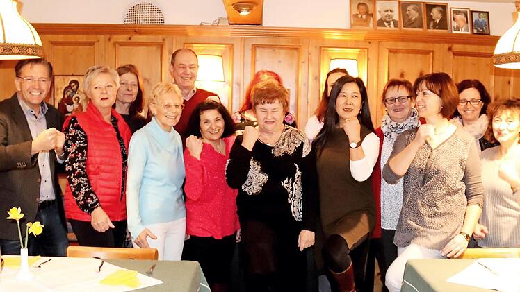 Irmgard Mages (Mitte) ließ ihre Gäste ein letztes Mal turnen. Foto: Blumm