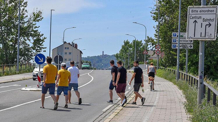 Von Osten kommend wirkt die Pfisterbrücke wie ein Berg. Und die Rampe wird künftig noch steiler.  Fotos: Ronald Rinklef
