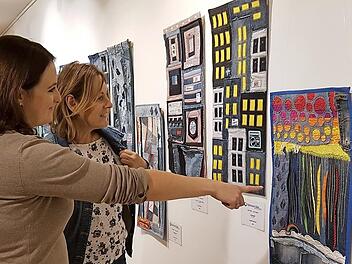 Besucherinnen bei der Ausstellungseröffnung Foto: Andrea Spörlein