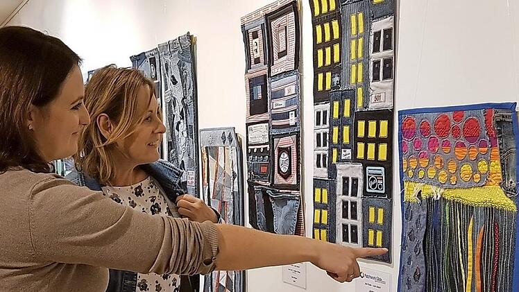 Besucherinnen bei der Ausstellungseröffnung Foto: Andrea Spörlein