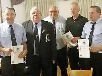 Ehrungen bei der Krieger- und Soldatenkameradschaft; im Bild (von links) Bernhard Gagel, Bezirkspräsident Josef Prosch, Vorsitzender Armin Morgenroth, Zweiter Schießwart Raimund Helmreich und Zweiter Vorsitzender Marco Krapp Foto: privat