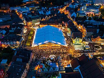 Einen Anblick, den viele heuer schmerzlich vermissen. Das Kulmbacher Bierzelt von oben. Foto: Kulmbacher Brauerei