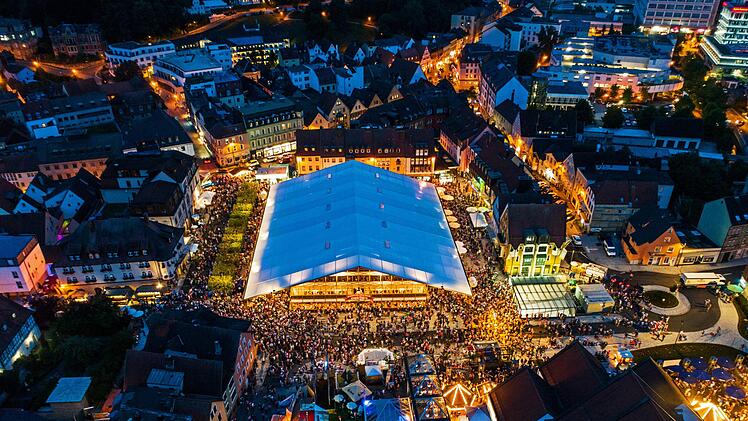 Einen Anblick, den viele heuer schmerzlich vermissen. Das Kulmbacher Bierzelt von oben. Foto: Kulmbacher Brauerei