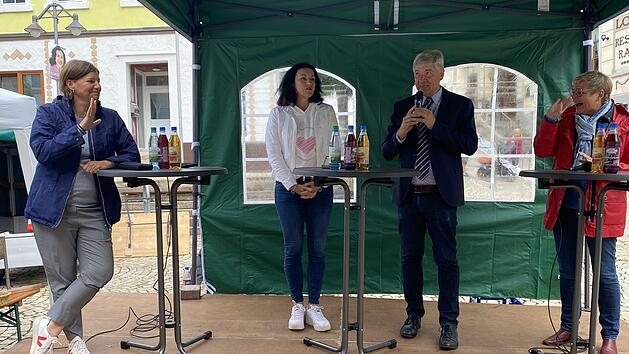 Politisches Gespr&auml;ch auf dem Bad Br&uuml;ckenauer Regionalmarkt mit (von links) Manuela Rottmann (B&uuml;ndnis 90/Die Gr&uuml;nen), Dorothee B&auml;r (CSU), Moderator Volker Nies und Sabine Dittmar (SPD).