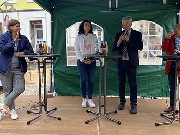 Politisches Gespräch auf dem Bad Brückenauer Regionalmarkt mit (von links) Manuela Rottmann (Bündnis 90/Die Grünen), Dorothee Bär (CSU), Moderator Volker Nies und Sabine Dittmar (SPD).