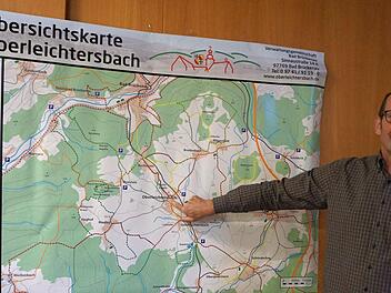 Oberleichtersbachs Bürgermeister Dieter Muth stellte die neuen Karten vor.
