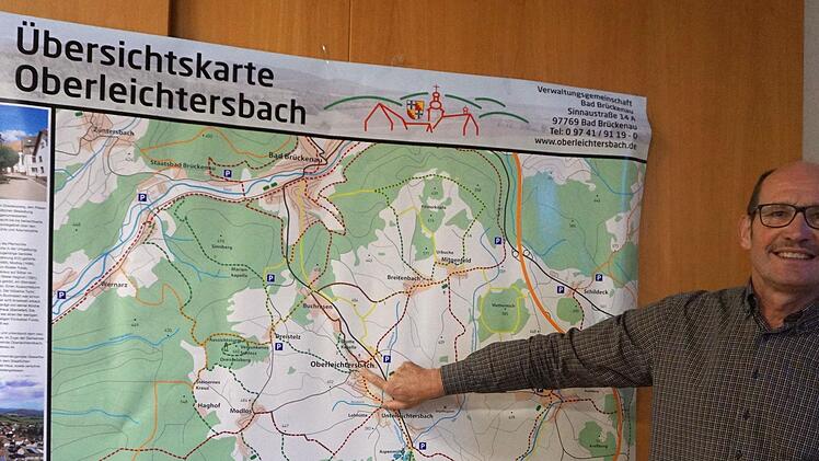 Oberleichtersbachs Bürgermeister Dieter Muth stellte die neuen Karten vor.