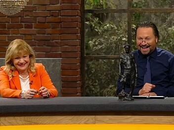 Als Horst Lichter die Rarität auf dem "Bares für Rares"-Tisch entdeckte, zog es seinen Blick automatisch auf ein besonders prägnantes Körperteil. Die Händler dagegen fanden dennoch großen Gefallen an der Figur ...