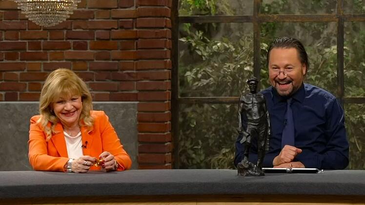 Als Horst Lichter die Rarität auf dem "Bares für Rares"-Tisch entdeckte, zog es seinen Blick automatisch auf ein besonders prägnantes Körperteil. Die Händler dagegen fanden dennoch großen Gefallen an der Figur ...