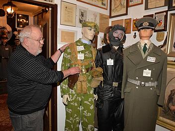 Werner Schütz vor einer russischen Polizeiuniform. Fotos: Ronald Rinklef