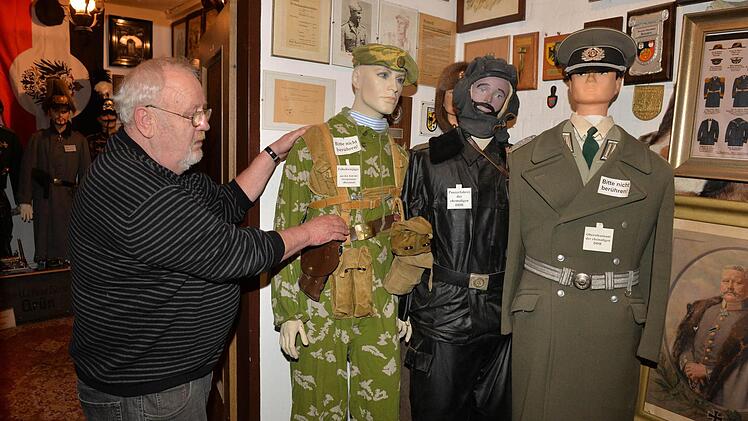 Werner Schütz vor einer russischen Polizeiuniform. Fotos: Ronald Rinklef