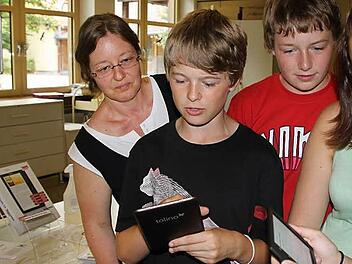 Da braucht Bibliotheksleiterin Heike Kettemer nicht viel erklären: Schnell klicken sich Kilian (v. l.), Paul, Alina und Raluca durch die Seiten.  Foto: uli
