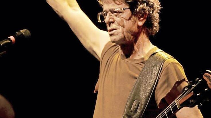Lou Reed bei einem Konzert 2008, unten mit der Heavy-Metal-Band Metallica, links unten das von Andy Warhol entworfene Cover der legendären ersten Platte von Velvet Underground  Fotos: Ansis Starks/dpa; Verve Records; Archiv