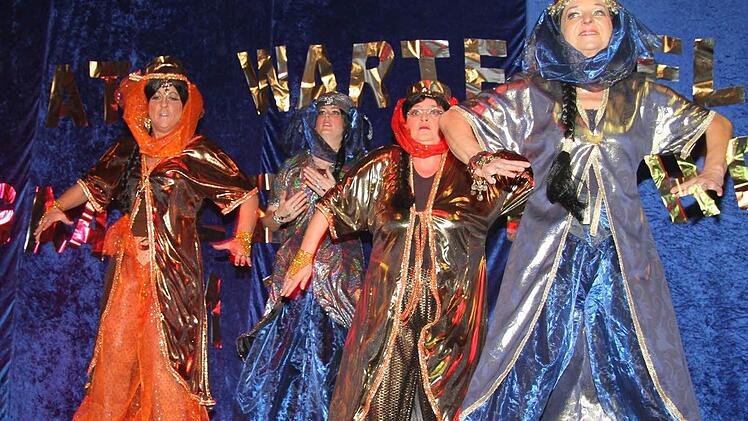 Die Gymnastikdamen des ATS Wartenfels haben sich beim ATS-Fasching selbst übertroffen: Um kurz nach Mitternacht verzauberten sie als gold- und silbergewandete Sulaikas mit einem Tanz aus 1001 Nacht.