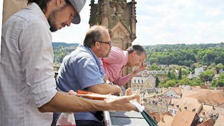 Hannes Titze, Michael Böhm vom Stadtmarketing und Dritte Bürgermeister Thomas Nowak (SPD) lassen das Band herab.