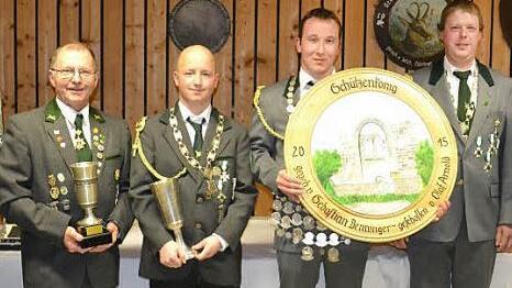 Neuer Schützenkönig ist Olaf Arnold (mit Scheibe). Ihm zur Seite stehen Heinz Denninger als Erster Ritter (rechts daneben) und Florian Gräbner (links daneben), der gleichzeitig den Königspokal gewann. Ganz links: Gerhard Einwag, Gewinner des Pistolen-Pokals.