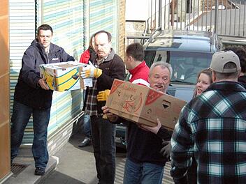 Nach kurzer Zeit hatte das Team die Hilfsgüter im Lkw verstaut. Seit dem Advent sind die Spenden gesammelt worden. Foto: Sebastian Schmitt-Mathea