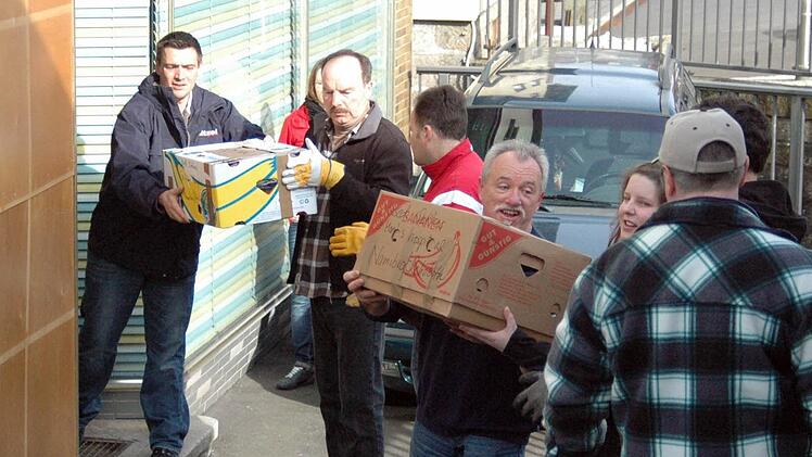 Nach kurzer Zeit hatte das Team die Hilfsgüter im Lkw verstaut. Seit dem Advent sind die Spenden gesammelt worden. Foto: Sebastian Schmitt-Mathea