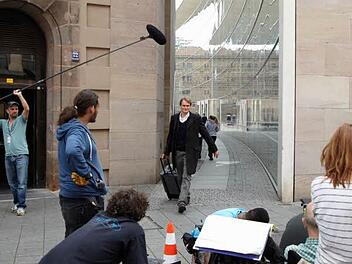 Während der Dreharbeiten: Fabian Hinrichs als Hauptkommissar Felix Voss läuft an seinem ersten Arbeitstag gut gelaunt durch Nürnberg. Foto: BR/Olaf Tiedje