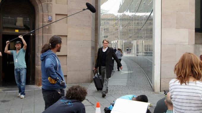 Während der Dreharbeiten: Fabian Hinrichs als Hauptkommissar Felix Voss läuft an seinem ersten Arbeitstag gut gelaunt durch Nürnberg. Foto: BR/Olaf Tiedje