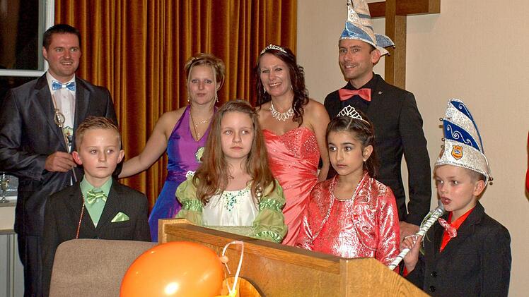 Gekrönte Häupter unter sich - die alten und neuen Prinzenpaare. Hintere Reihe von links das letztjährige Prinzenpaar Christian und Yvonne, daneben das neue Prinzenpaar der Session 2015/16 Prinzessin Carina I. und Prinz Frank I. Vorne die Kinderprinzenpaare Max III. und Selin I. (li. Session 2014/15) und Michelle I. und Jakob I. (Session 2015/16) Foto: Susanne Deuerling