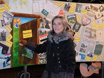 Ramsthal ist bunt: Noch bis vor wenigen Tagen hatte Thea Keßler emsig an der Kollage gearbeitet, für die Ramsthaler und "Zugeraste" alte Fotos, Zeitungsausschnitte und Dokumente gespendet hatten. Foto: Gerd Schaar